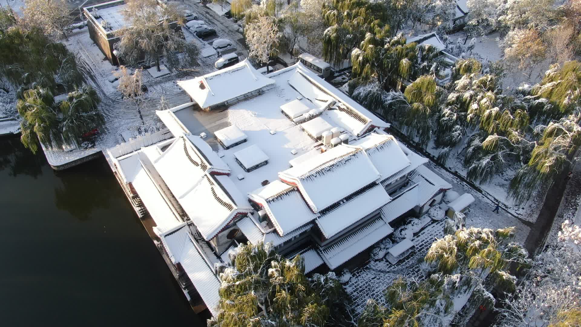 航拍山东济南大明湖5A景区冬天雪景视频的预览图