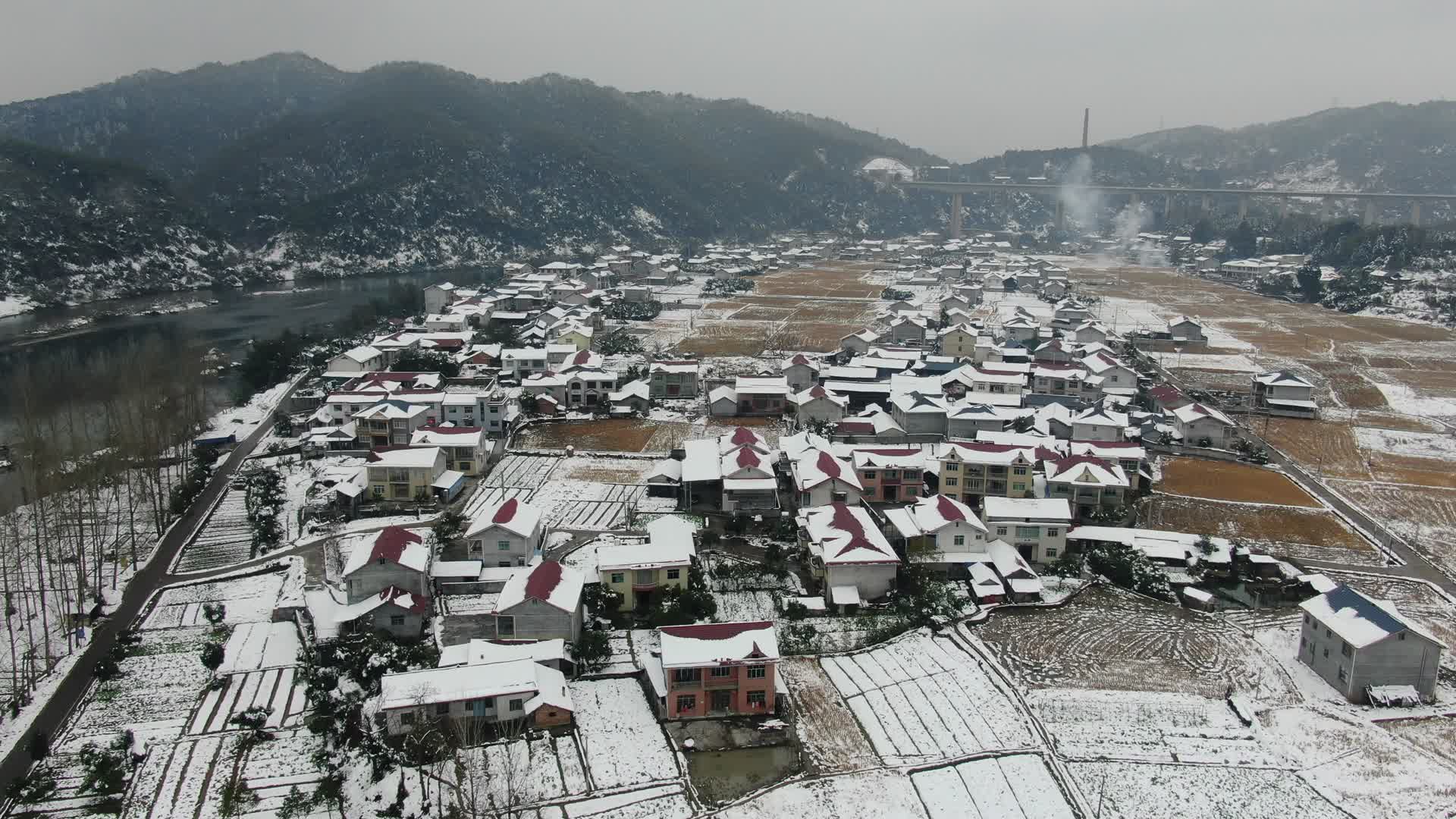 美丽乡村田园冬天雪景航拍视频的预览图