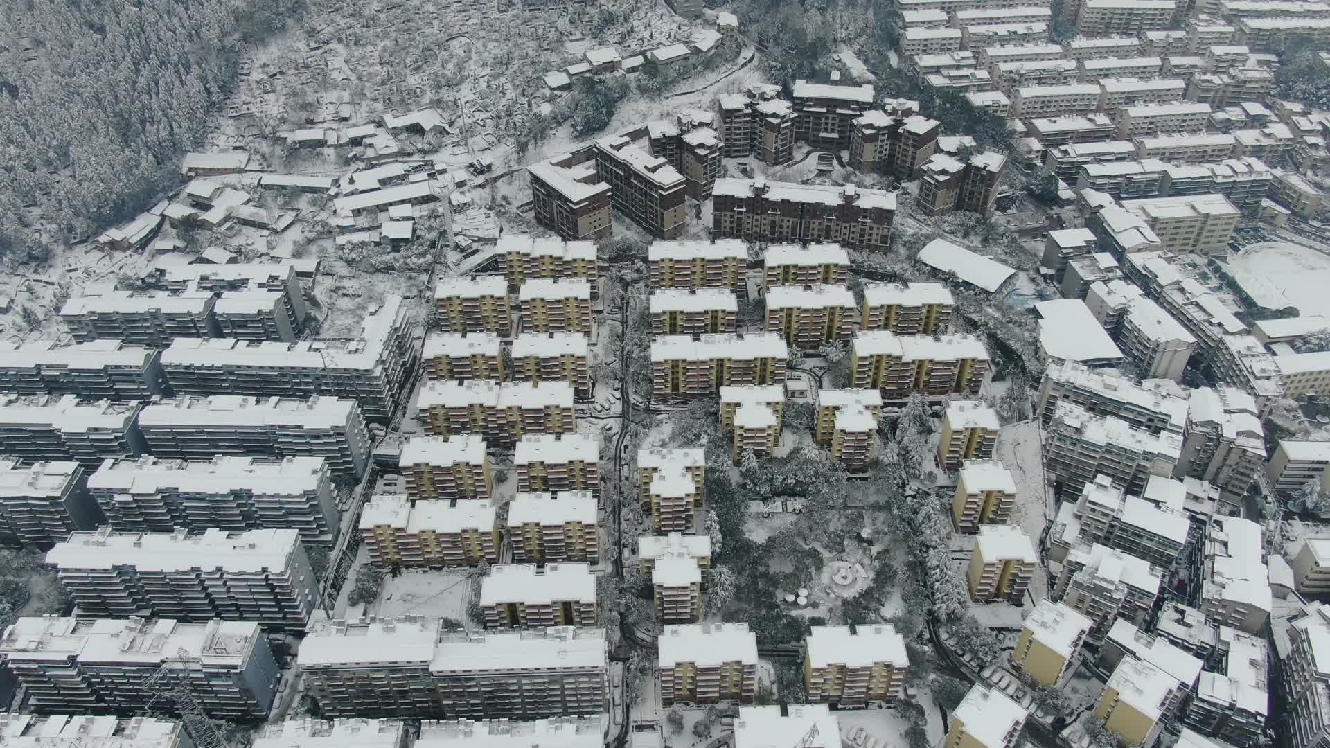 航拍城市住宅小区冬天雪景视频的预览图