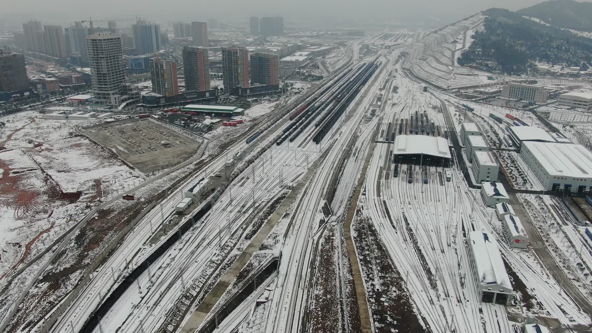 火车轨道冬天雪景航拍视频的预览图