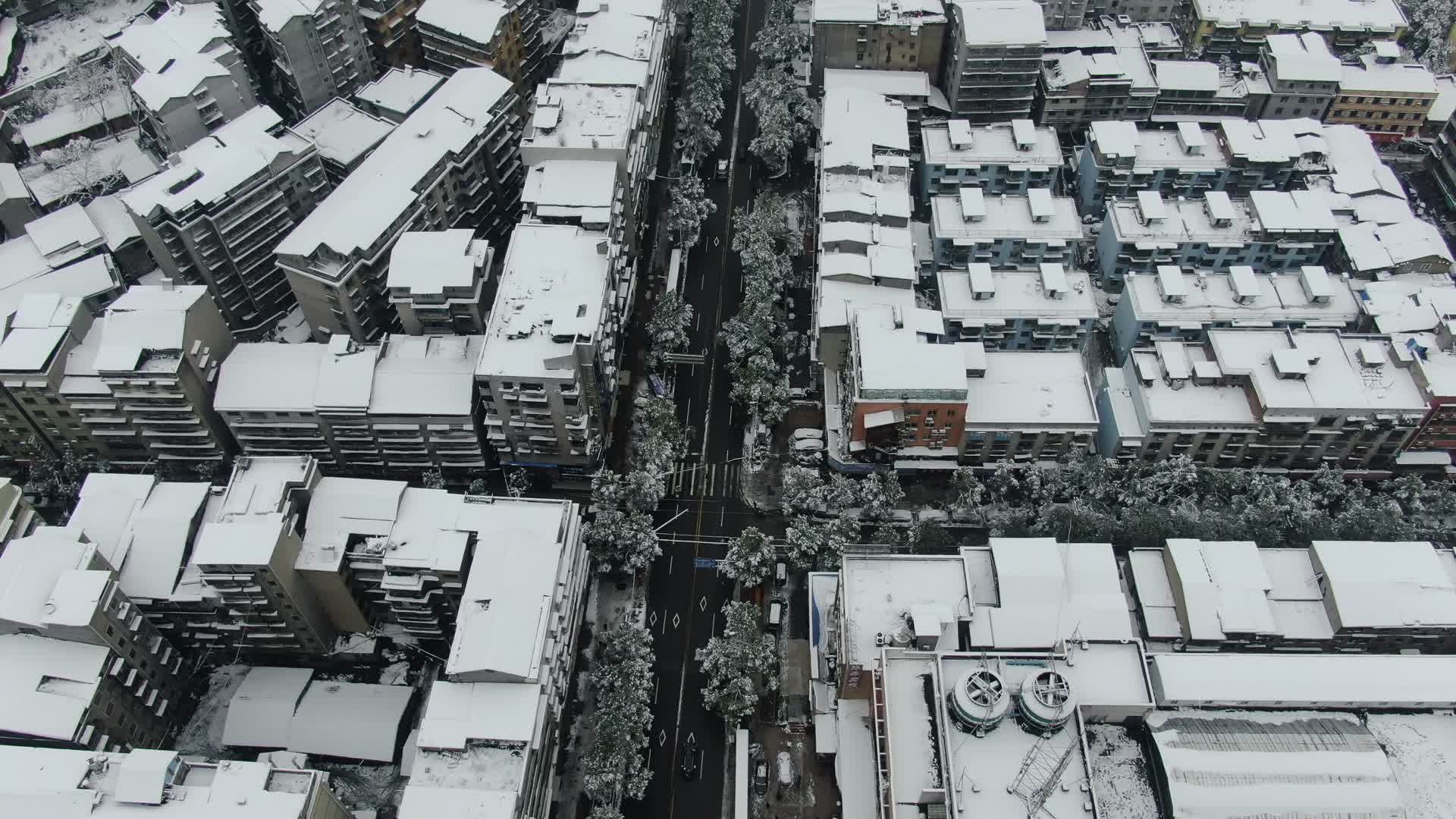 航拍城市住宅小区冬天雪景视频的预览图
