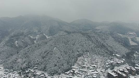 航拍山川森林冬天雪景视频的预览图