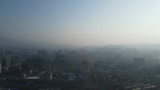 航拍城市清晨迷雾雾霾视频的预览图