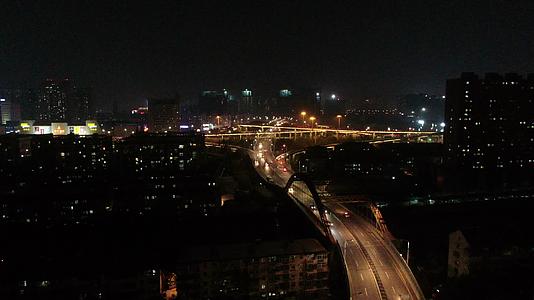 航拍城市夜景交通高架桥视频的预览图