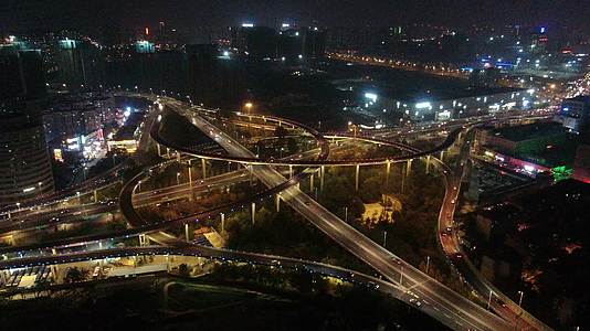 航拍城市夜景交通高架桥视频的预览图