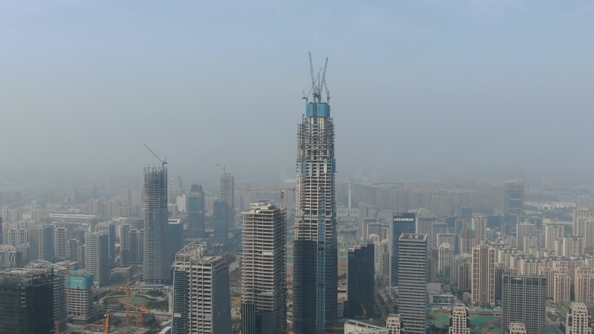 航拍城市在建商务大厦施工吊塔视频的预览图