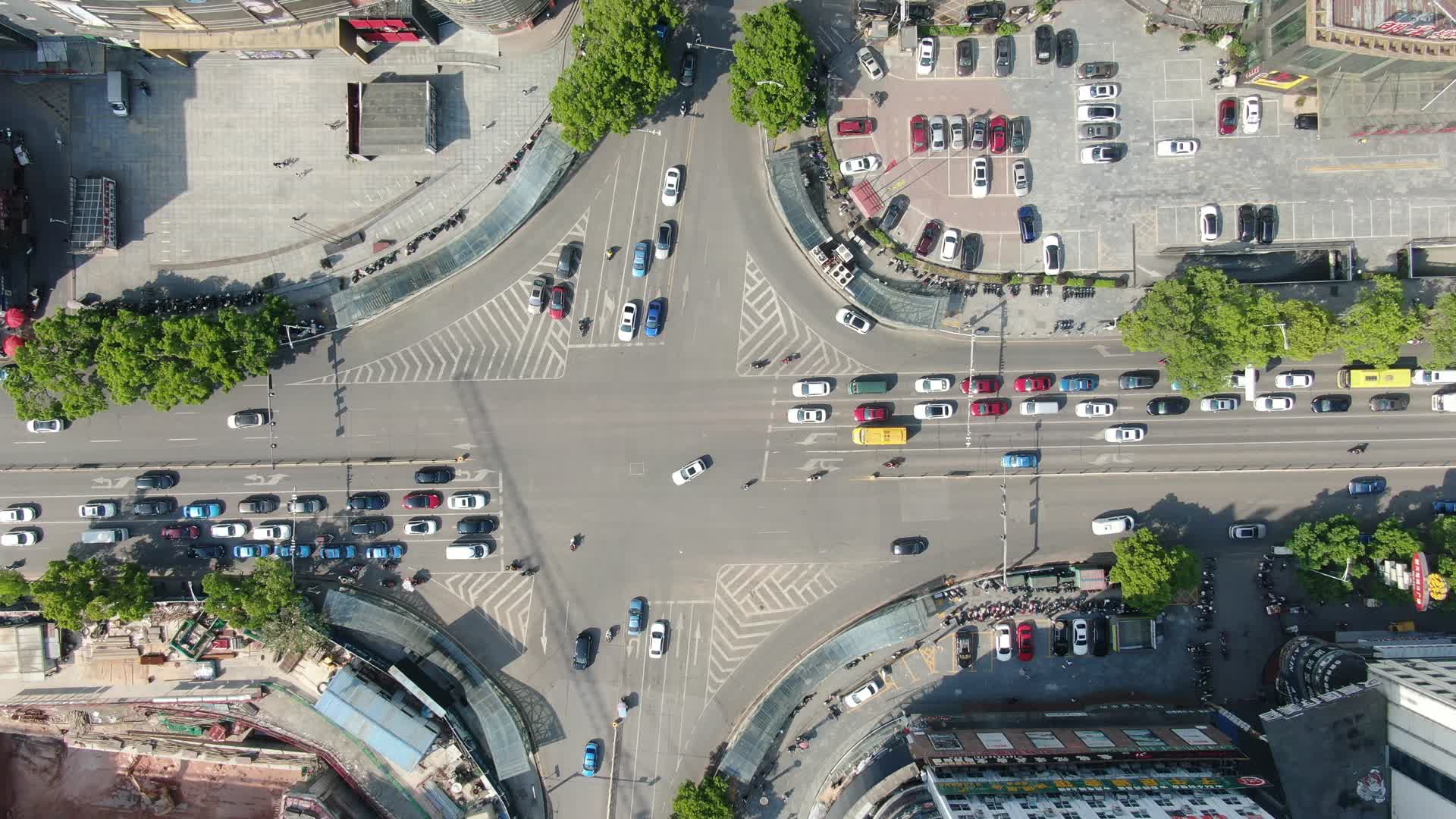 航拍城市交叉路交通车辆行驶视频的预览图