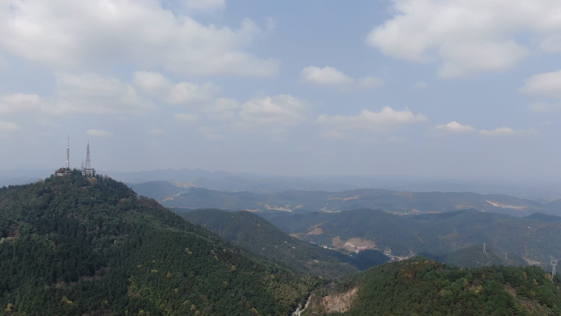 航拍湖南丘陵地貌山顶信号塔视频的预览图