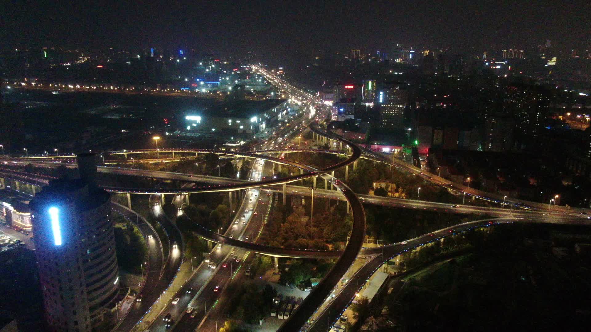 航拍山东济南城市夜景交通高架桥视频的预览图