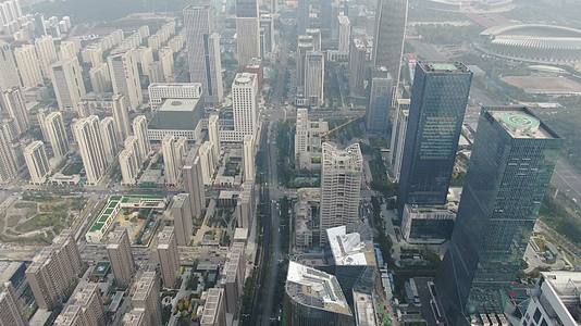 航拍山东济南金融中心高楼建筑视频的预览图