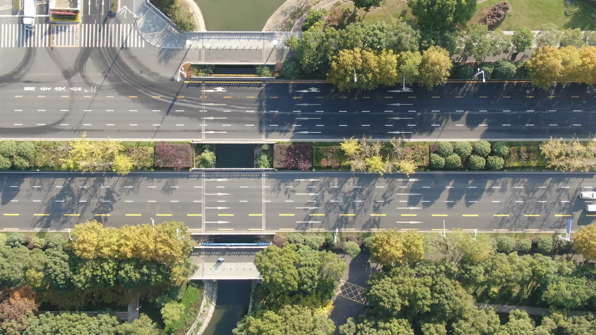 俯拍城市交通车辆行驶视频的预览图