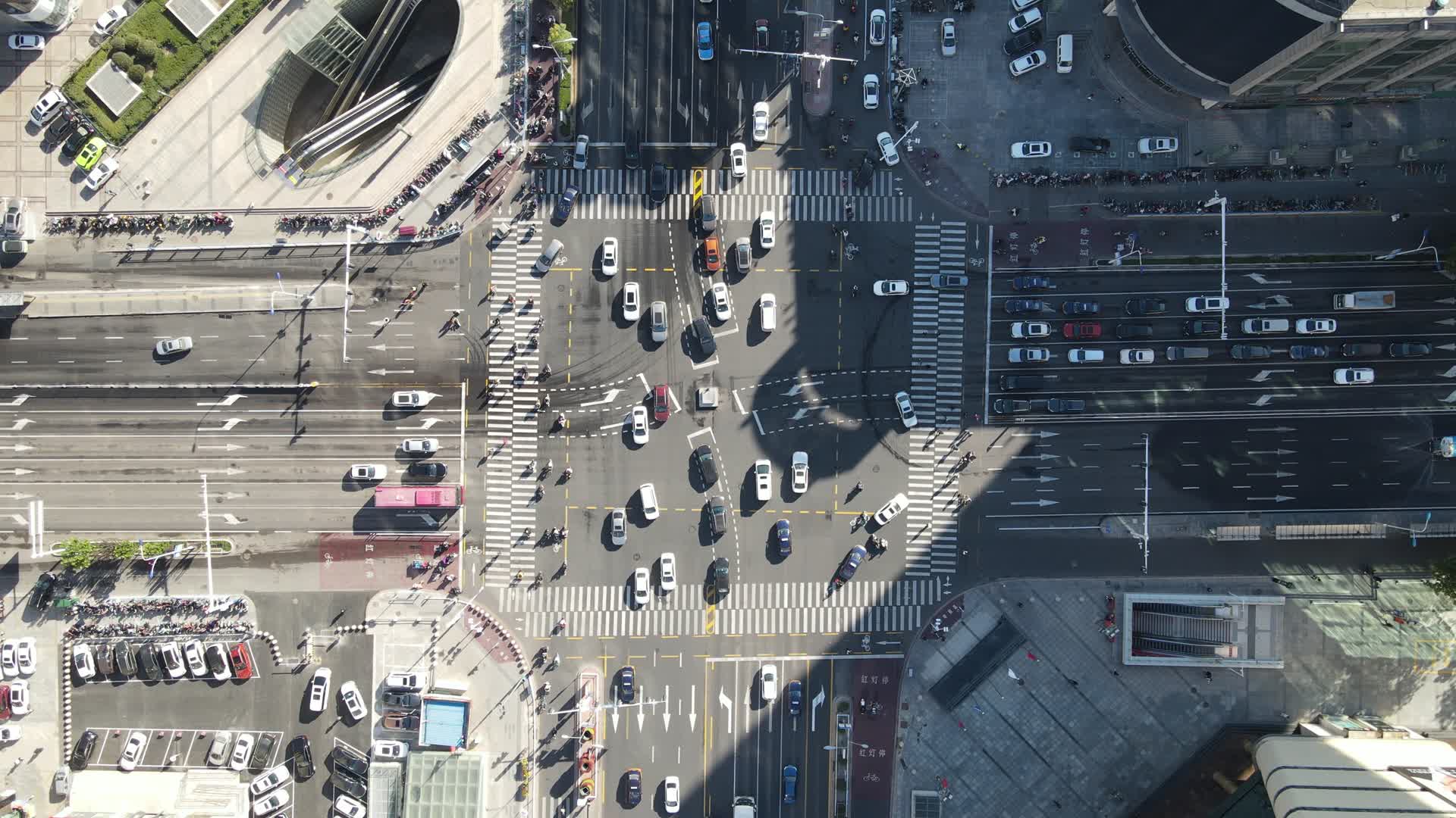 俯拍城市十字交叉路拥堵交通视频的预览图