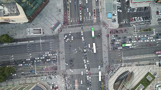 俯拍城市交通车辆行驶视频的预览图