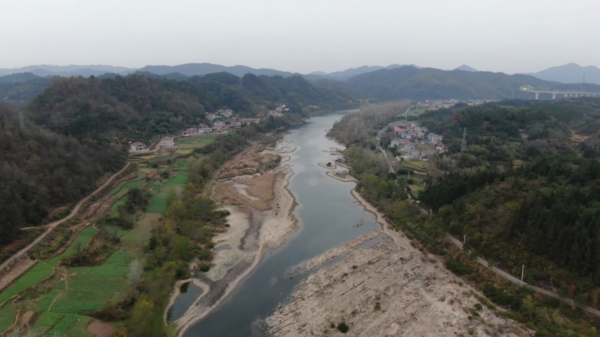 航拍枯水季节干枯河流视频的预览图
