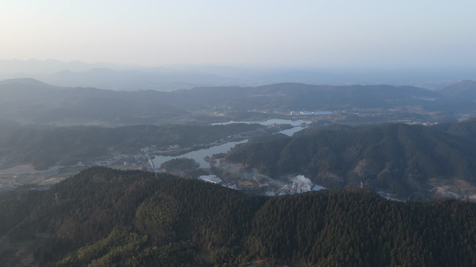航拍清晨山间云雾视频的预览图