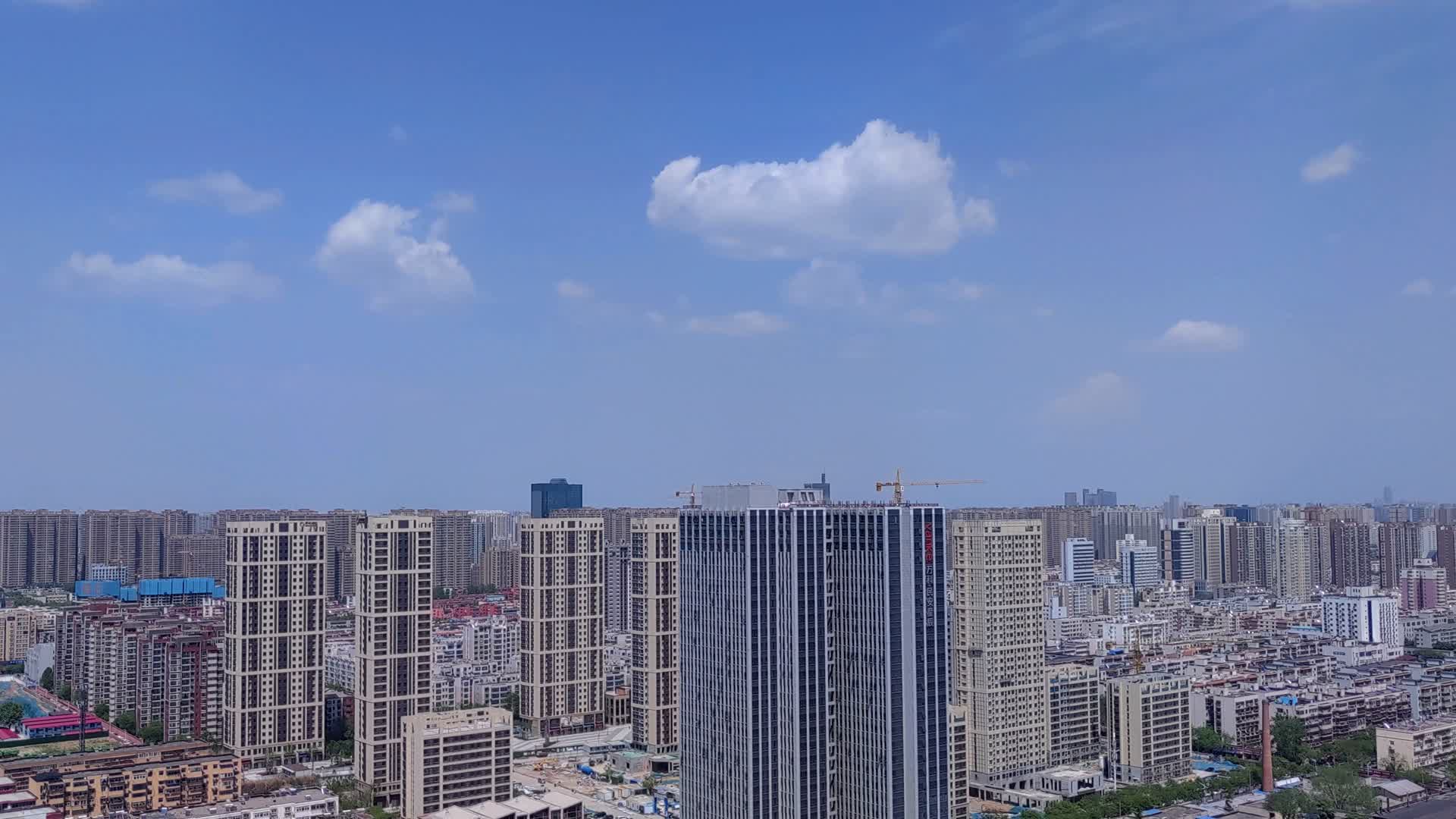 城市的蓝天白云视频的预览图