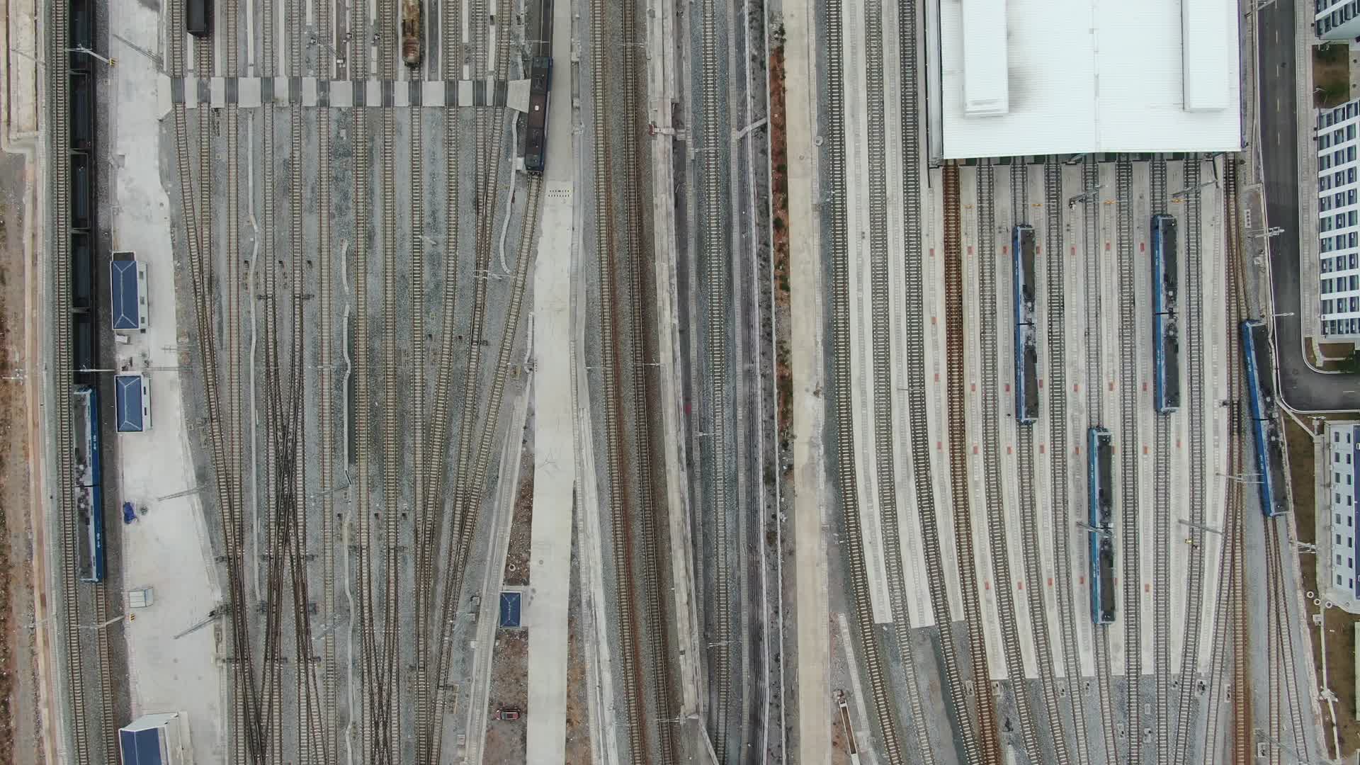 航拍火车轨道交通运输视频的预览图