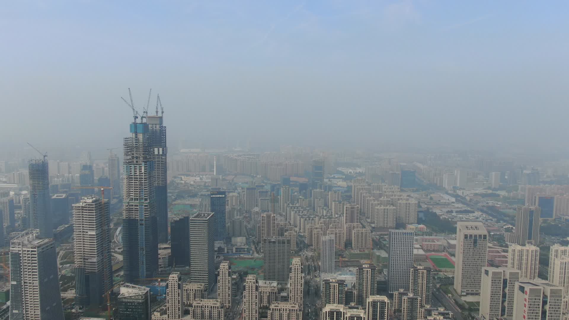 航拍山东济南高楼施工吊塔视频的预览图