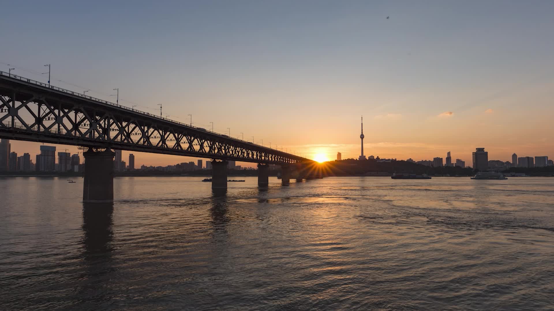 城市武汉长江大桥日转夜延时视频视频的预览图