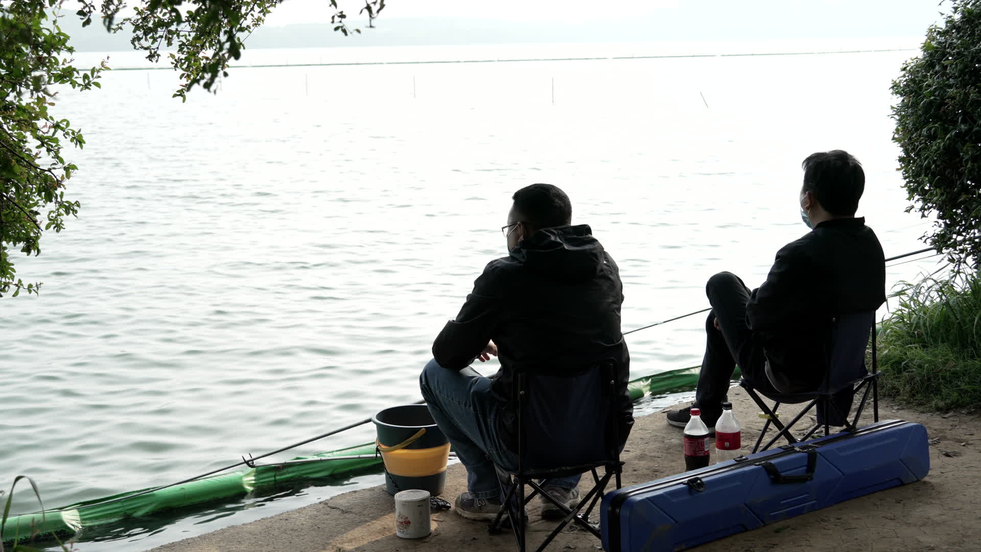 武汉洪山湖滨公园露营钓鱼4K实拍视频视频的预览图