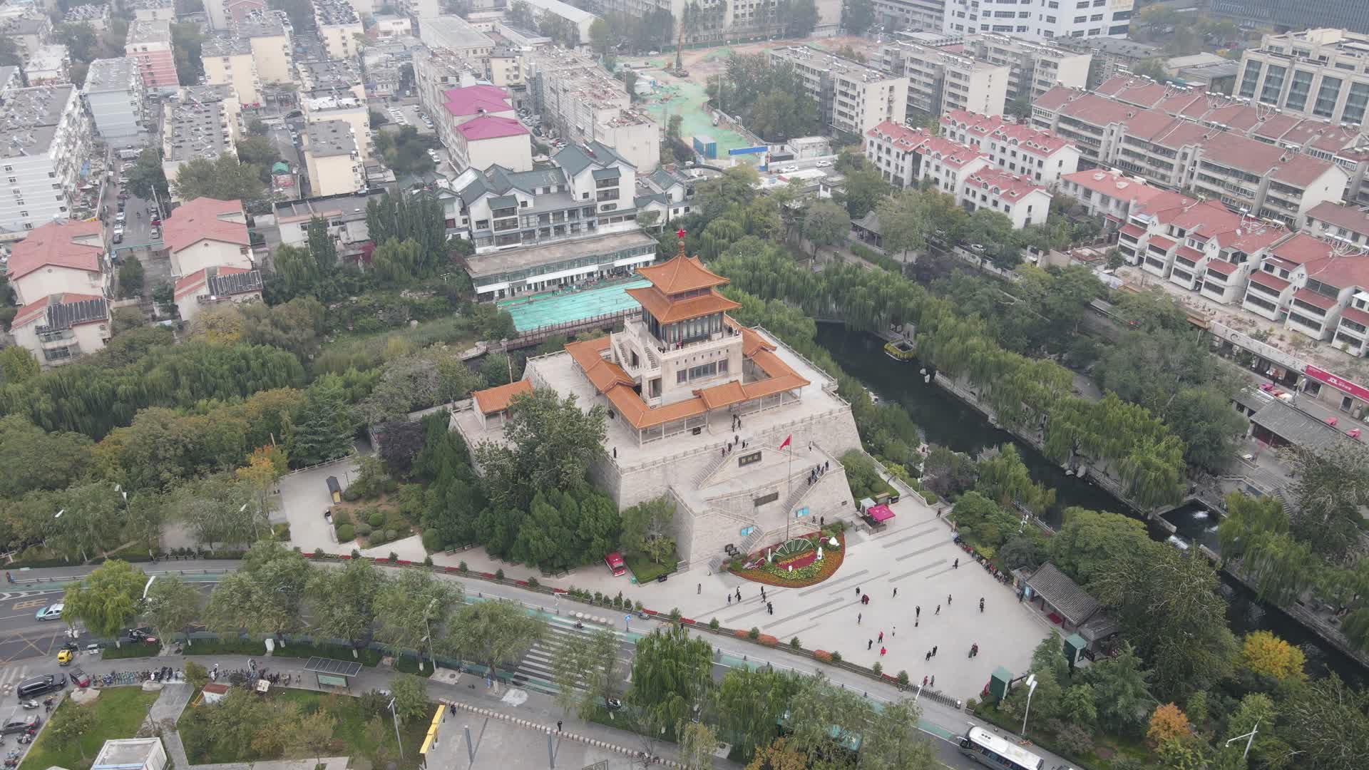 航拍山东济南解放阁地标建筑视频的预览图