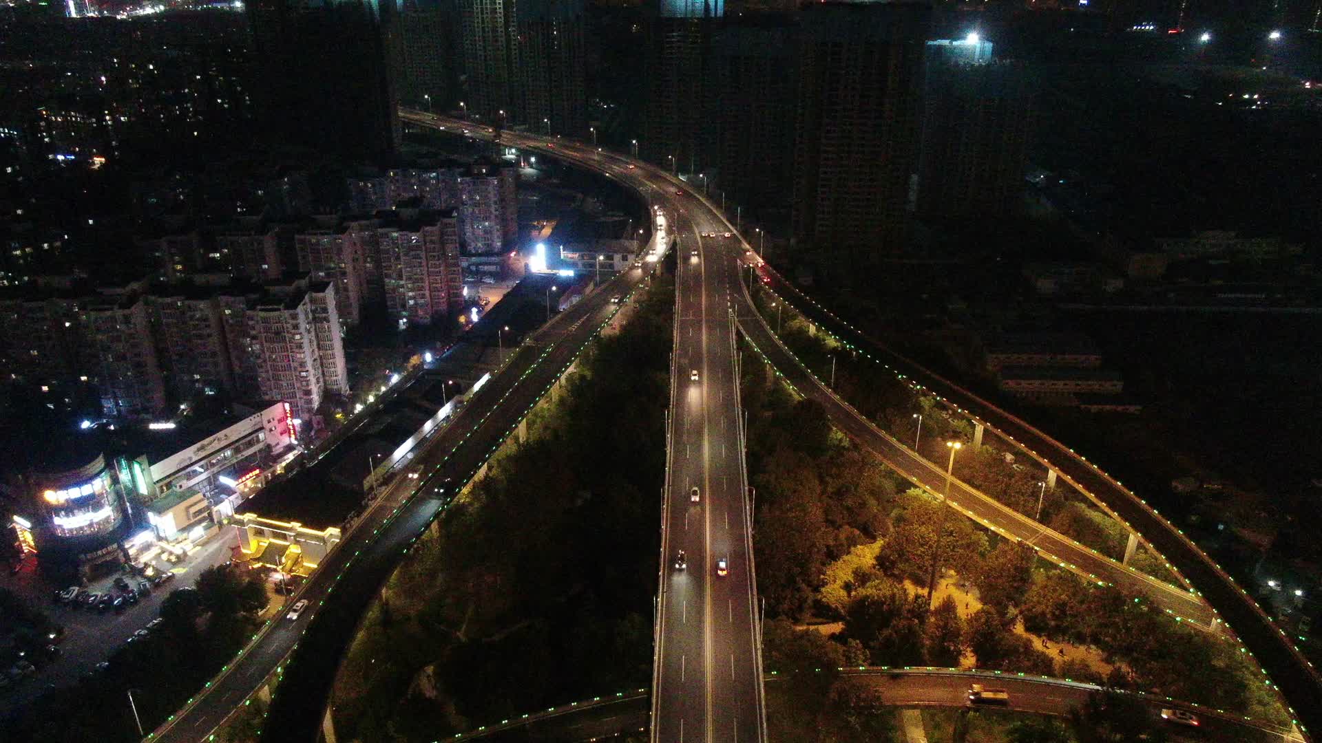 航拍山东济南城市夜景高架桥交通视频的预览图