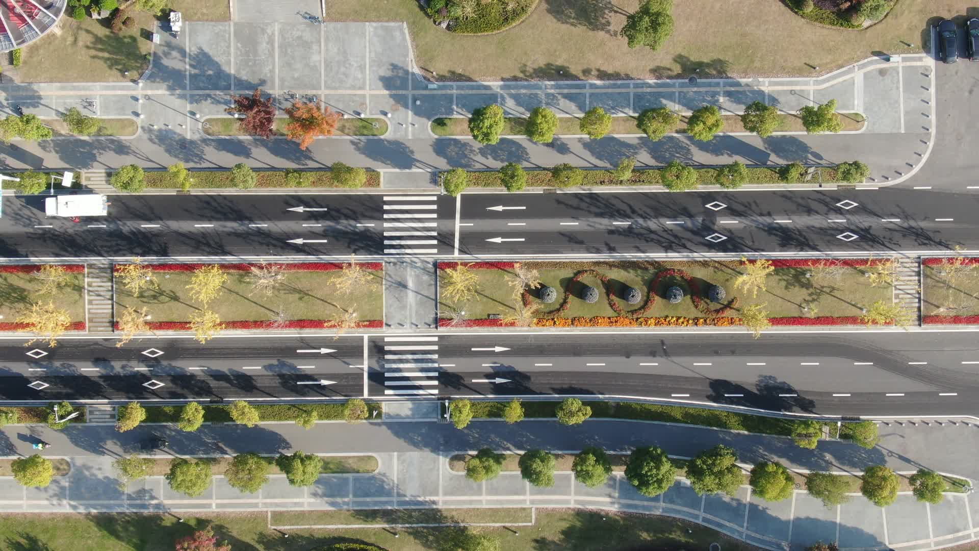 俯拍城市交通车辆行驶交叉路视频的预览图