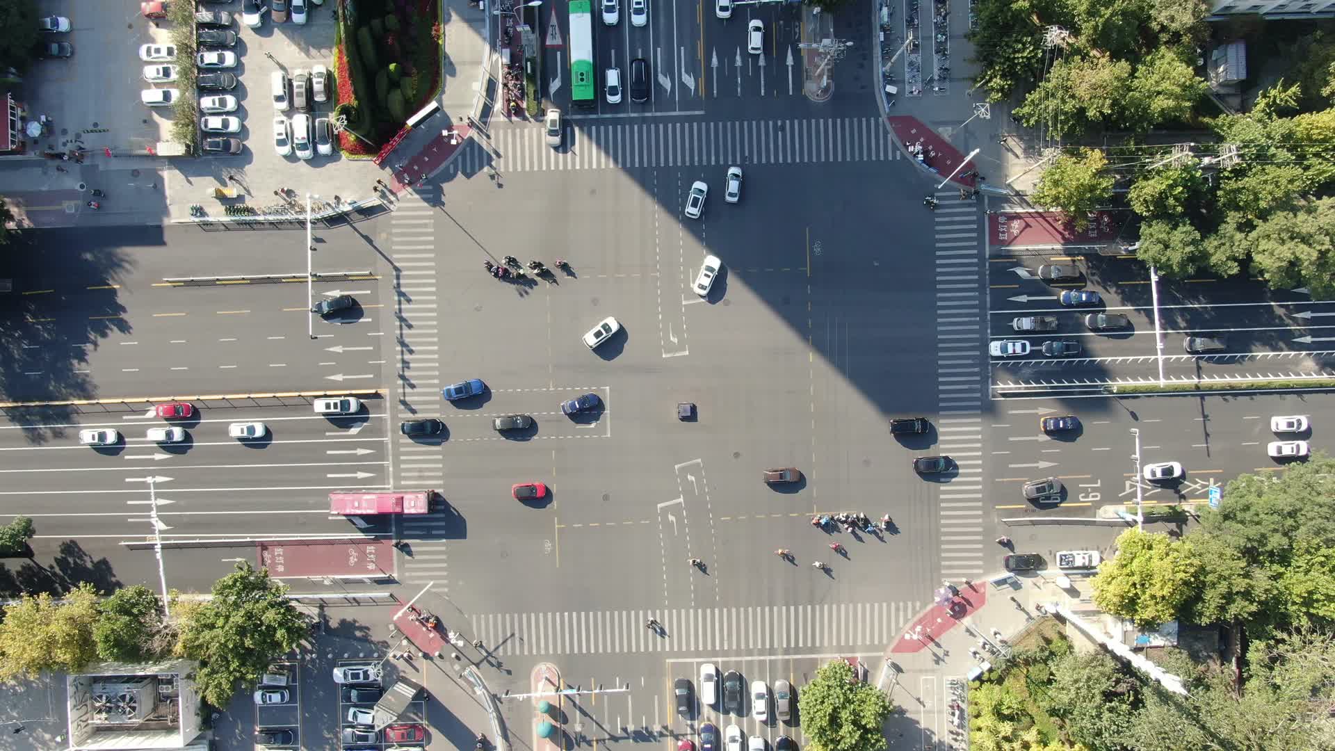 俯拍城市交通车辆行驶交叉路视频的预览图