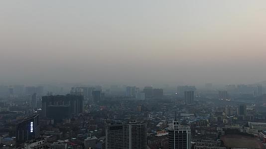 城市清晨雾霾天气航拍视频的预览图