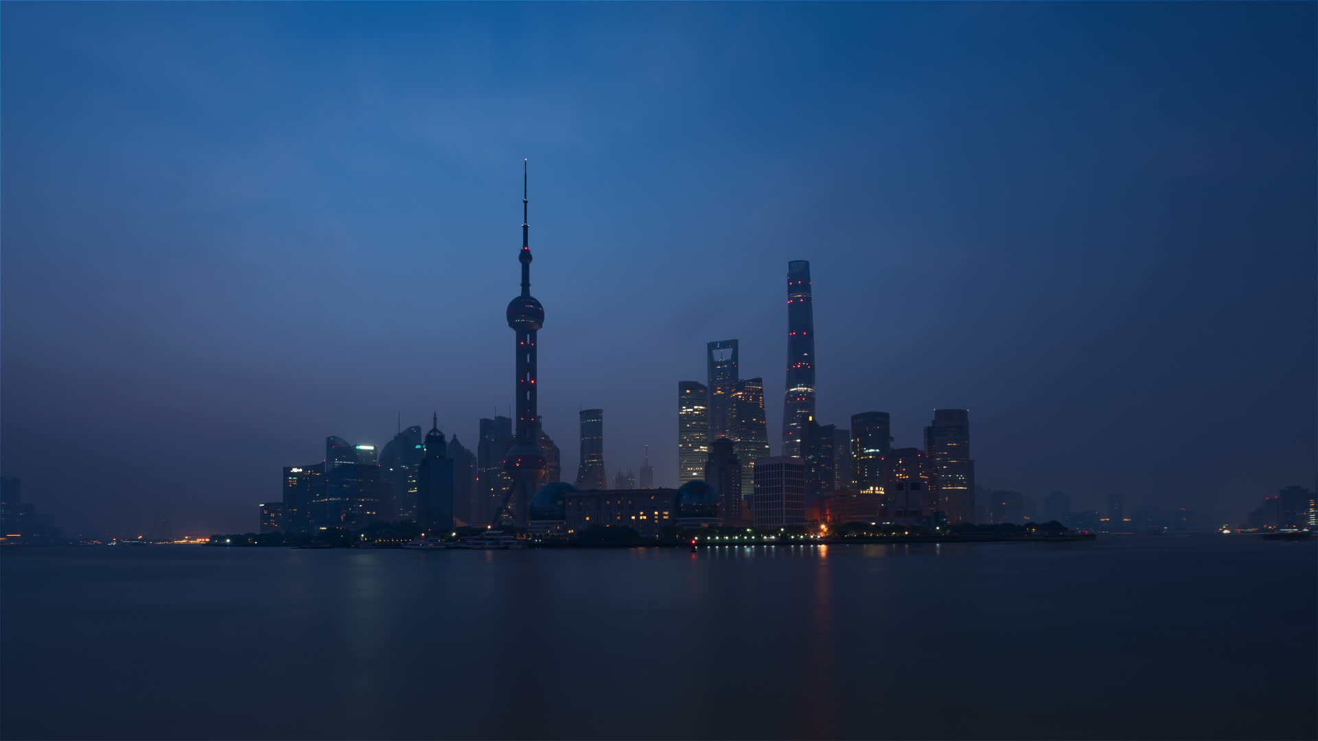 上海陆家嘴喧嚣繁忙的一天视频的预览图