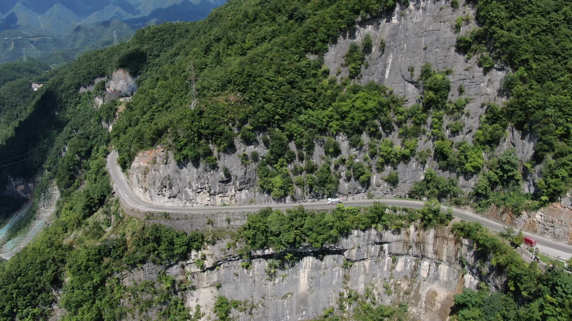 航拍湖北五峰土家族自治县交通路网千丈岩视频的预览图