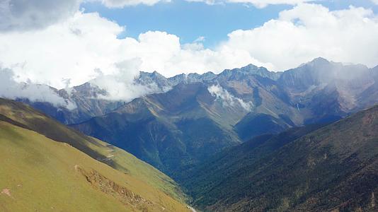 自然川西甘孜春天大山视频4K航拍1视频的预览图