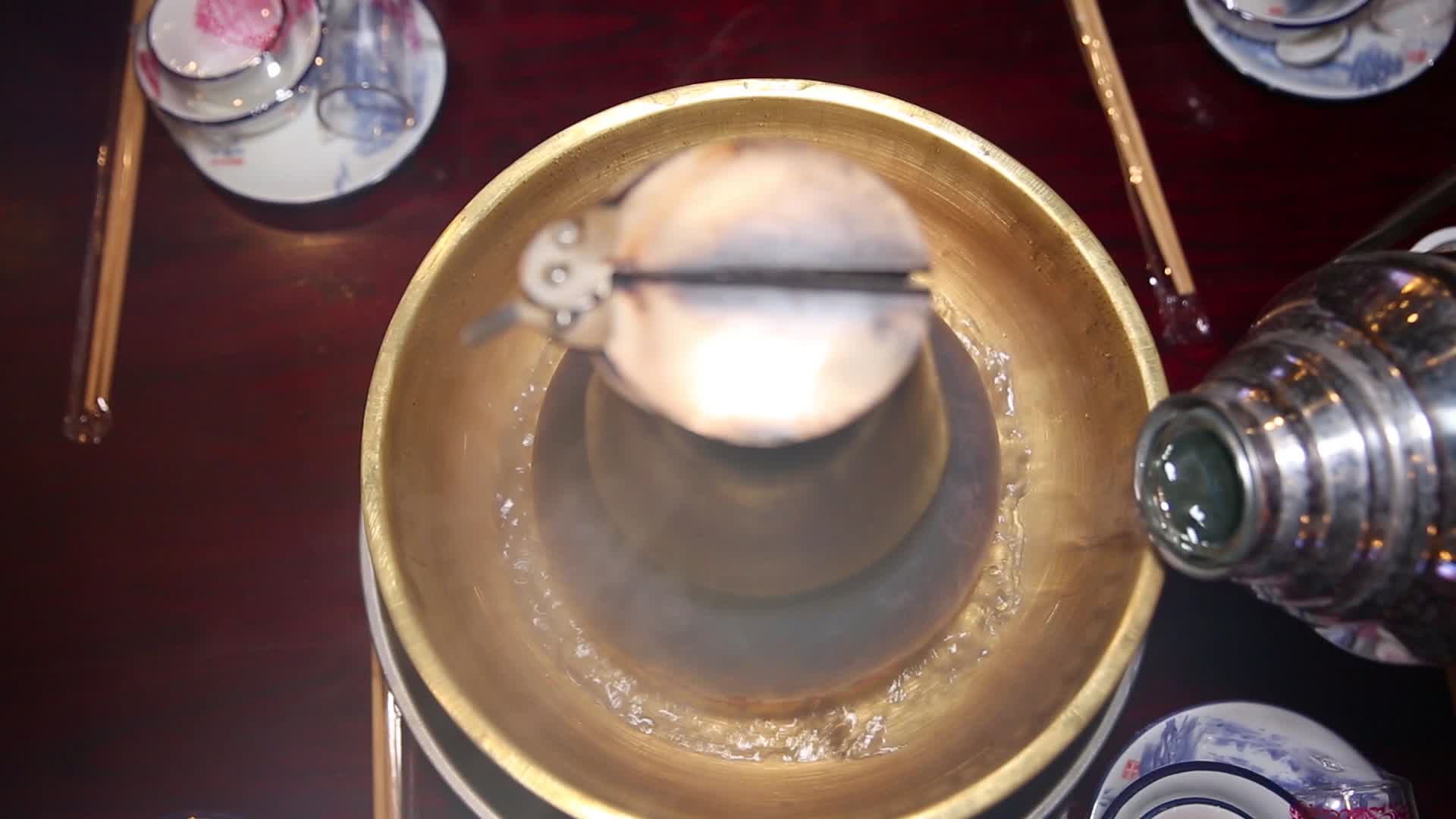 老北京铜锅涮肉吃火锅聚餐视频的预览图