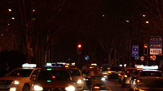 武汉夜晚的车水马龙视频的预览图