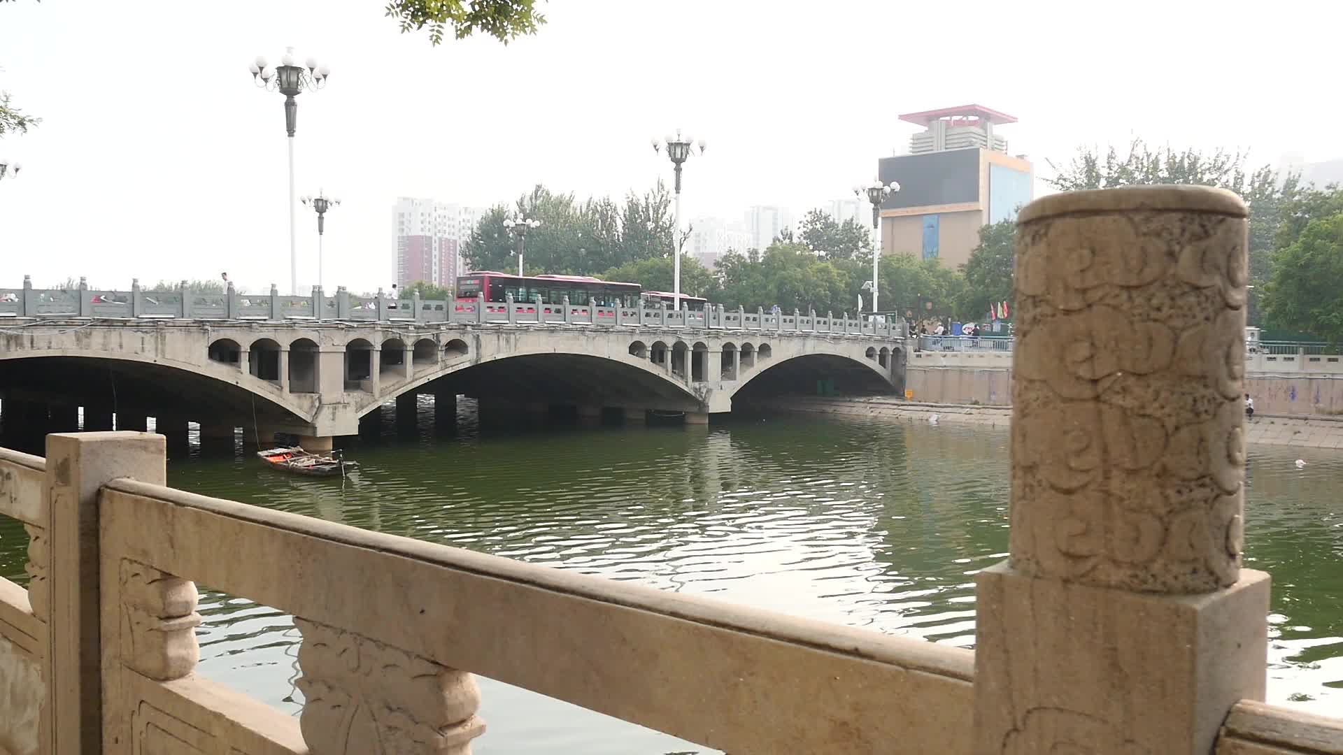 公园护城河文明城市卫生城市视频的预览图
