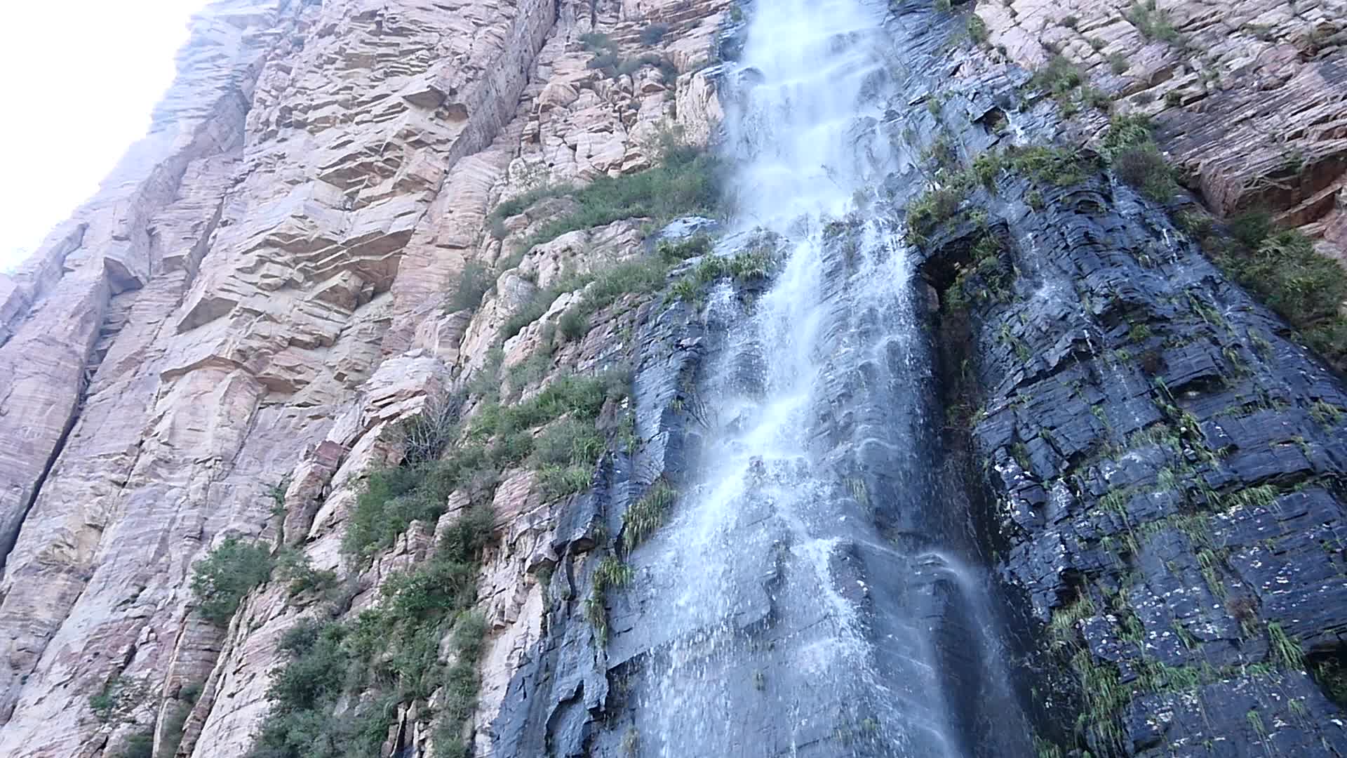 瀑布山间飞瀑高速摄影视频的预览图