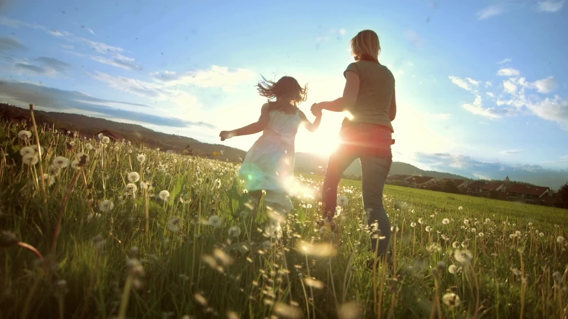 母女手拉手蒲公英地里奔跑人物生活视频视频的预览图