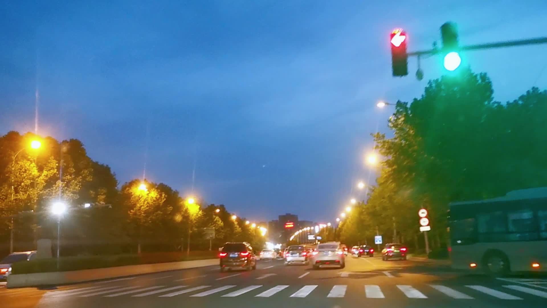 城市的夜晚灯光视频的预览图