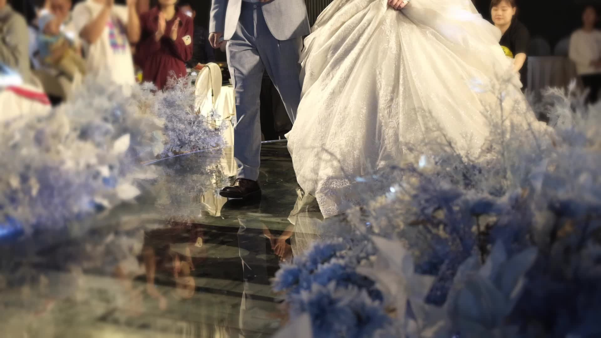 婚礼新郎新娘走T台视频的预览图