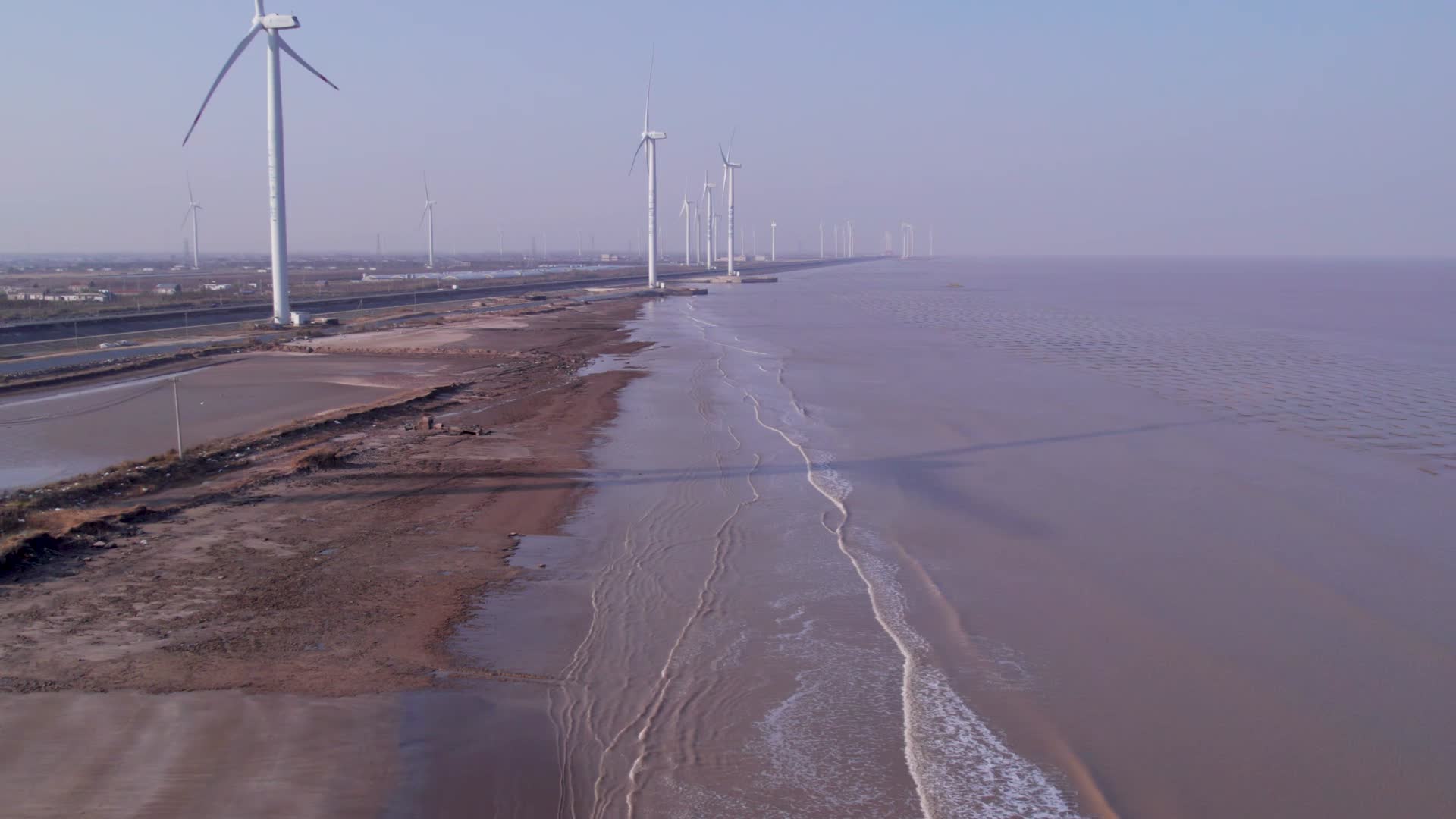 4k航拍黄海海边滩涂海水视频的预览图