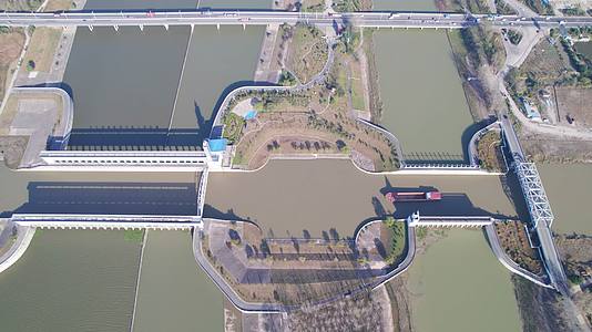4K航拍苏北灌溉总渠和淮河入海水道通榆立交工程视频的预览图