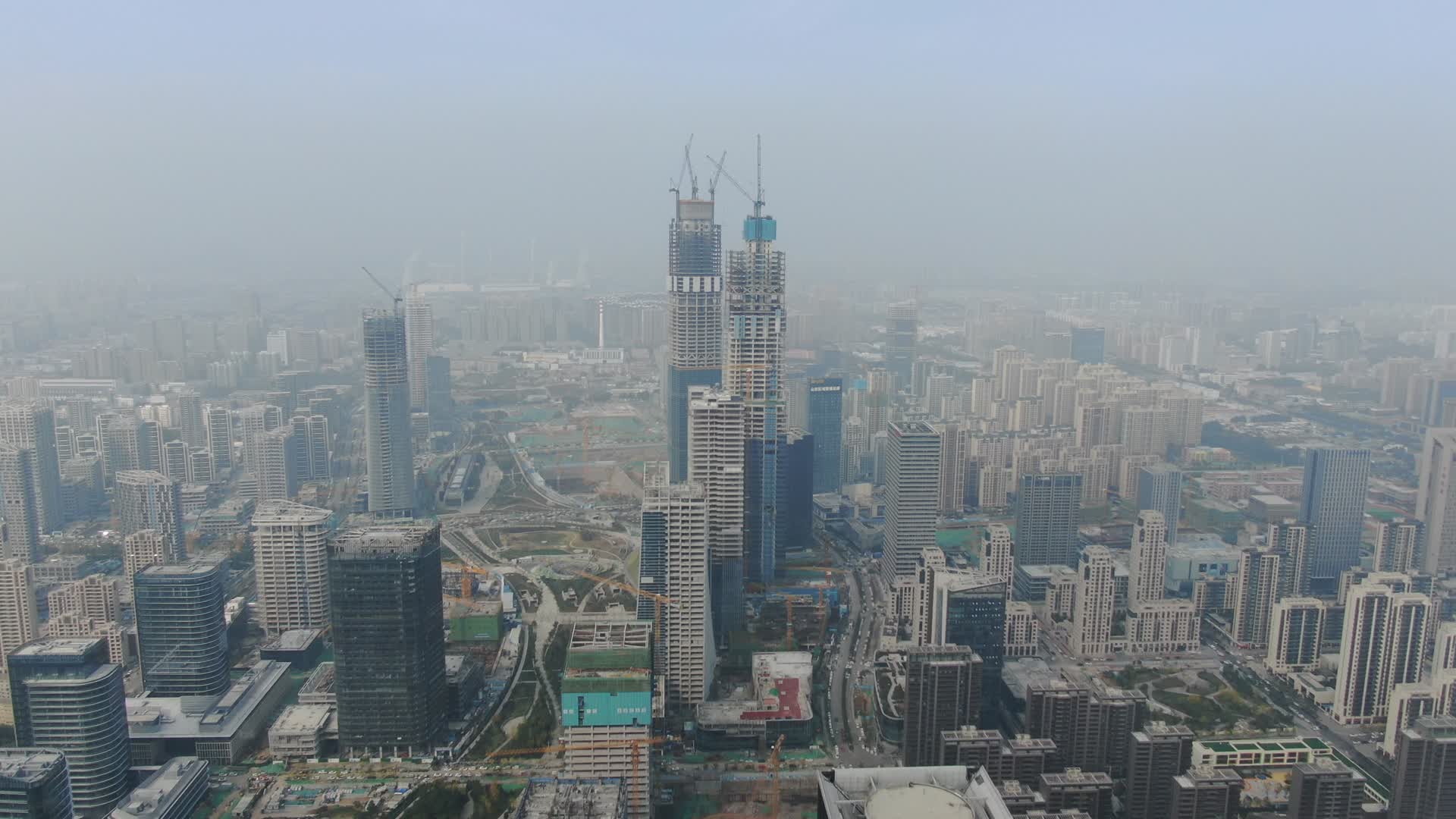 航拍山东济南高楼施工吊塔视频的预览图