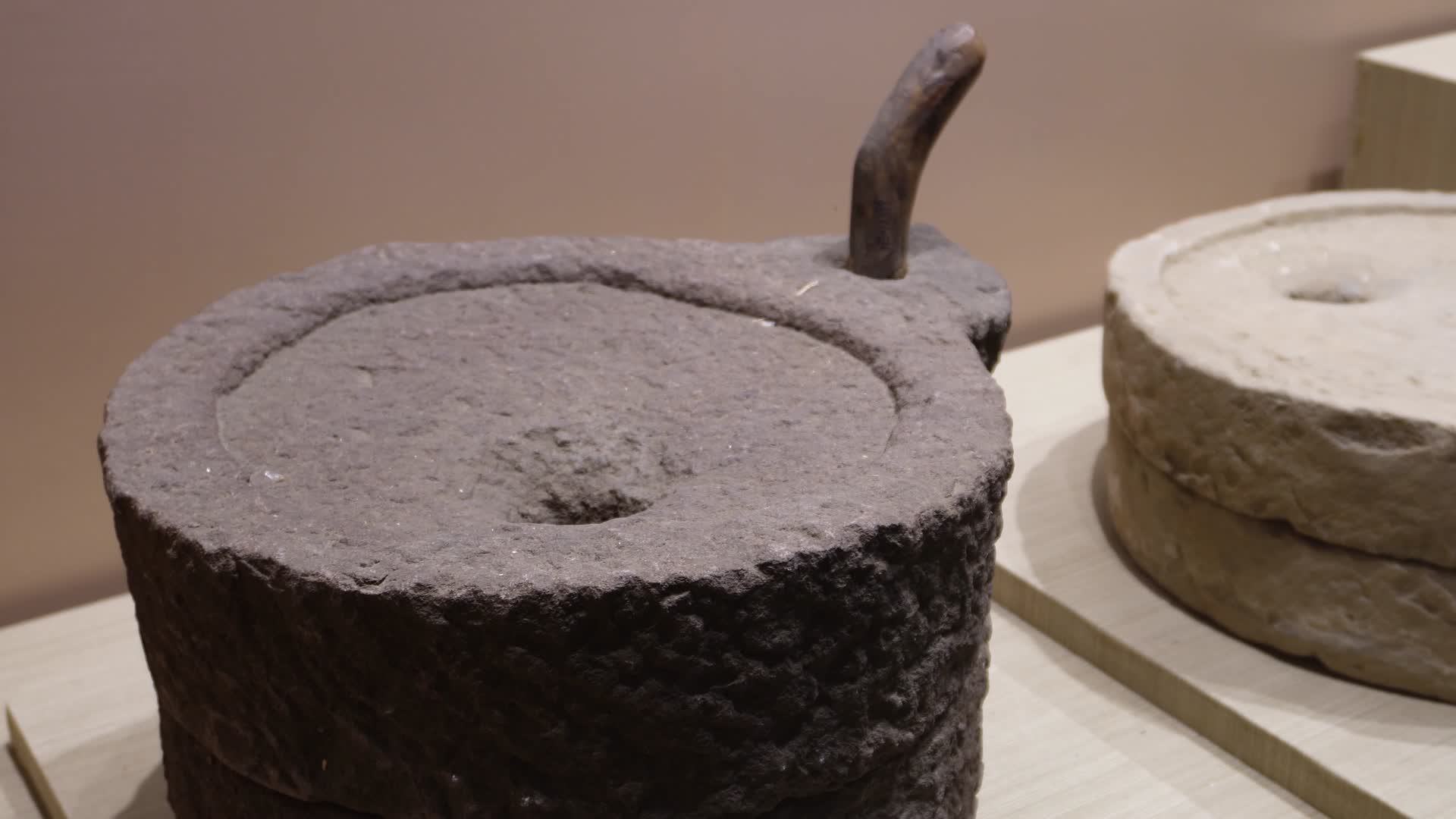博物馆古代石磨磨盘演变视频的预览图