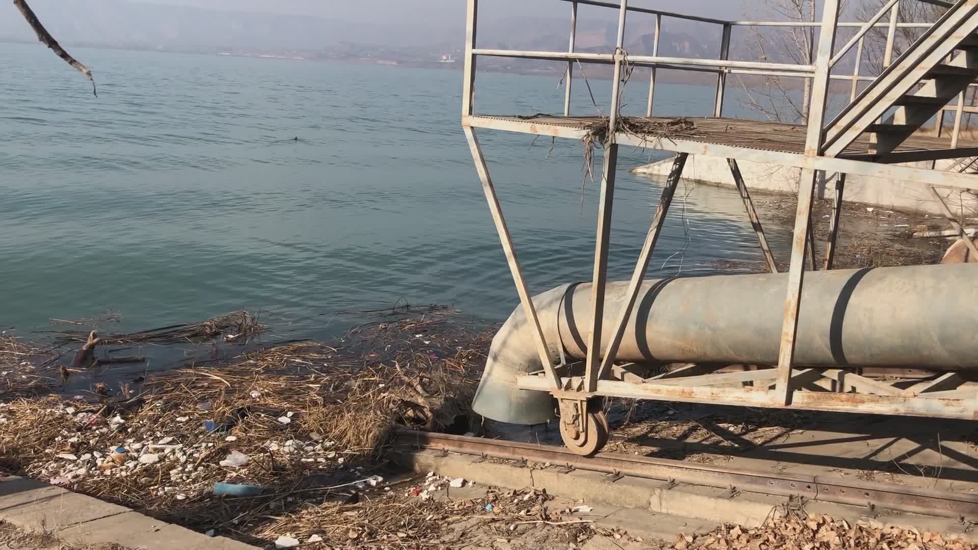 黄河提灌站水面垃圾漂浮杂物视频的预览图