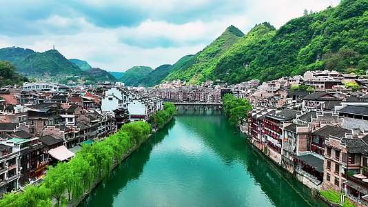 4K航拍贵州镇远古城青山绿水视频的预览图