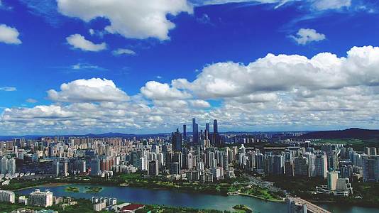 4K航拍南宁市区蓝天白云视频的预览图