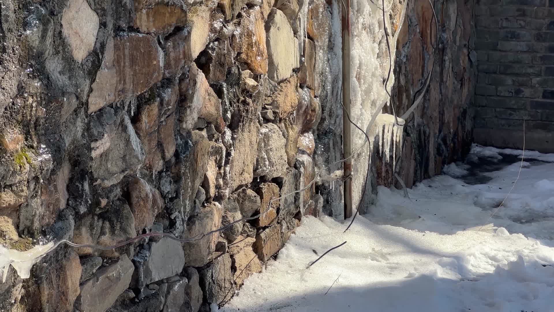 冬季冰晶冰锥冰溜子寒冷视频的预览图