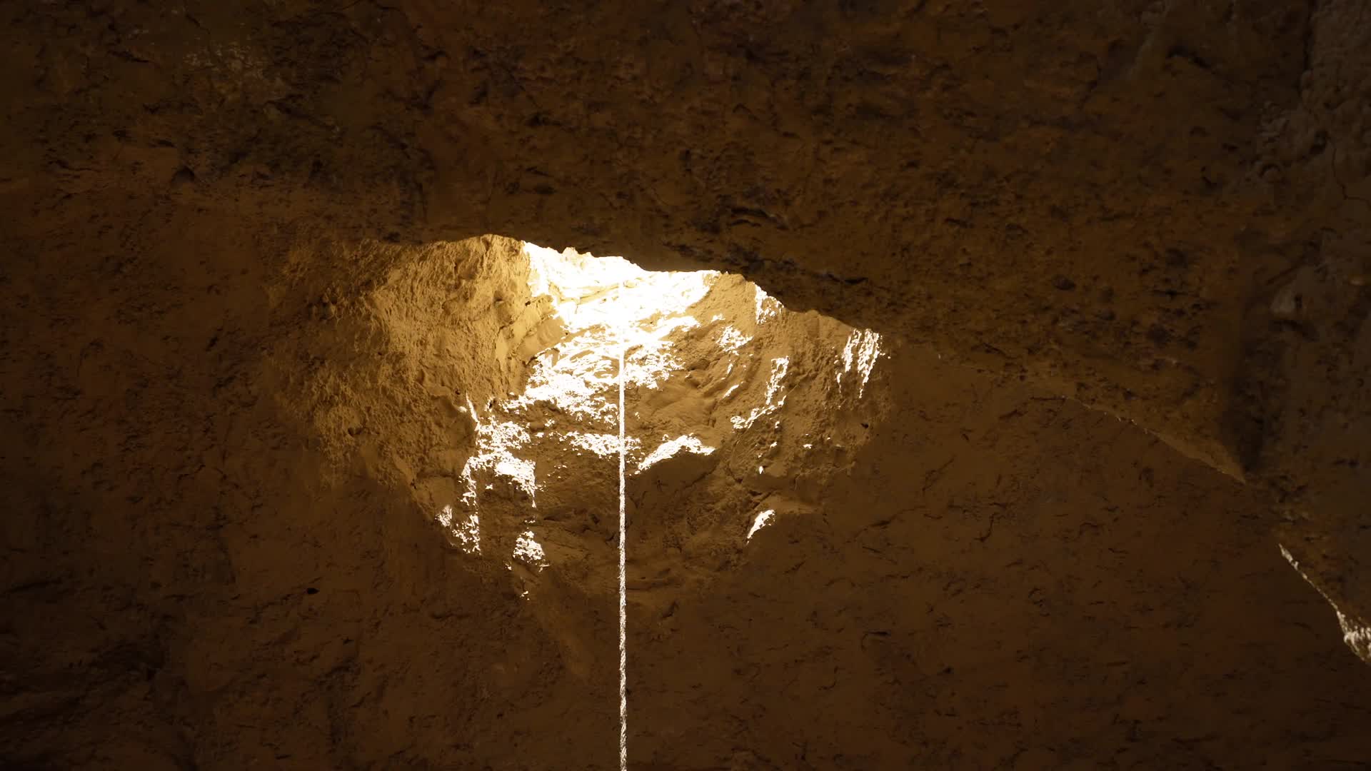 黄土高坡水井干枯干旱取水地窖视频的预览图