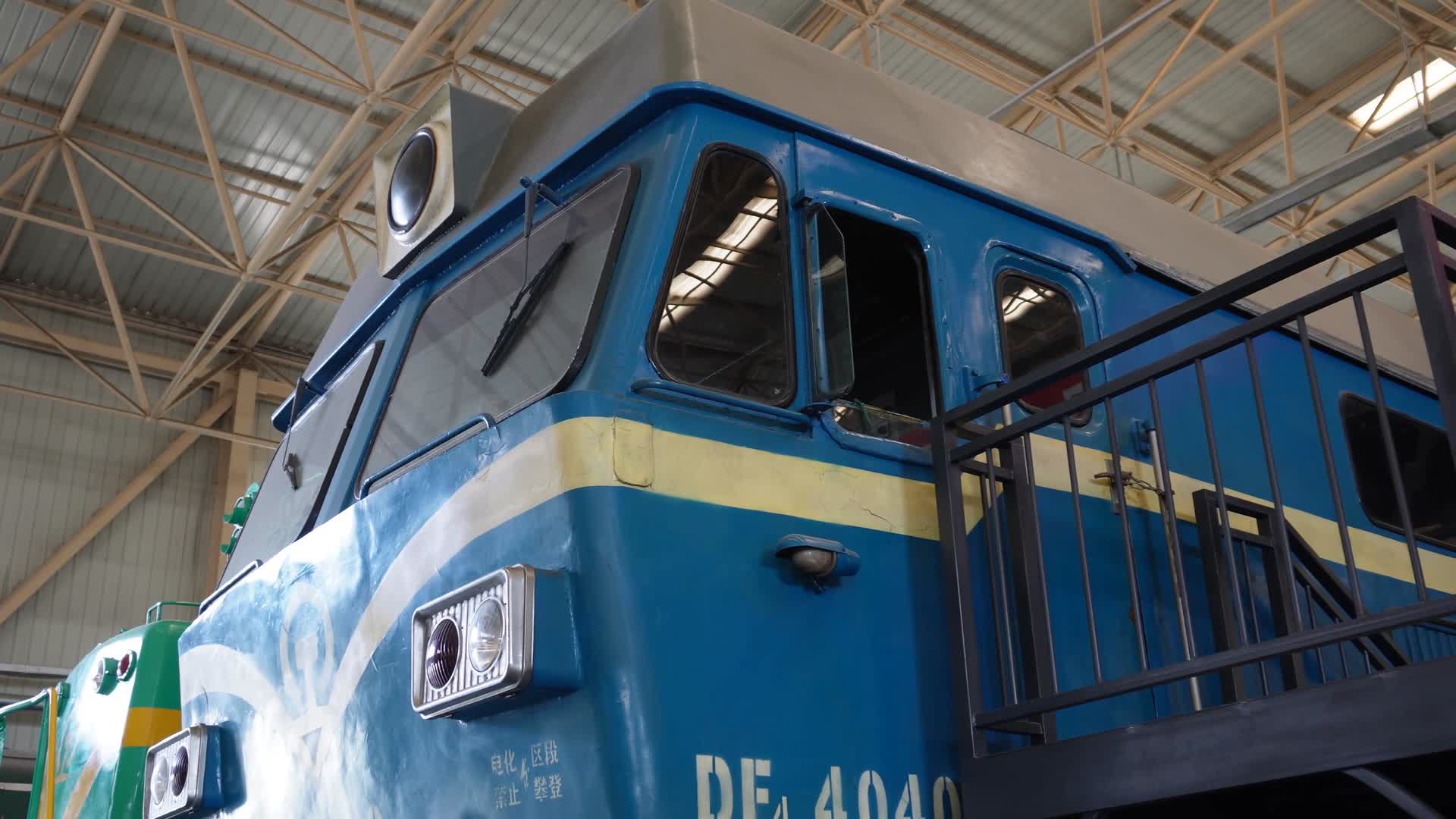 蓝色老火车车头车皮复古列车视频的预览图