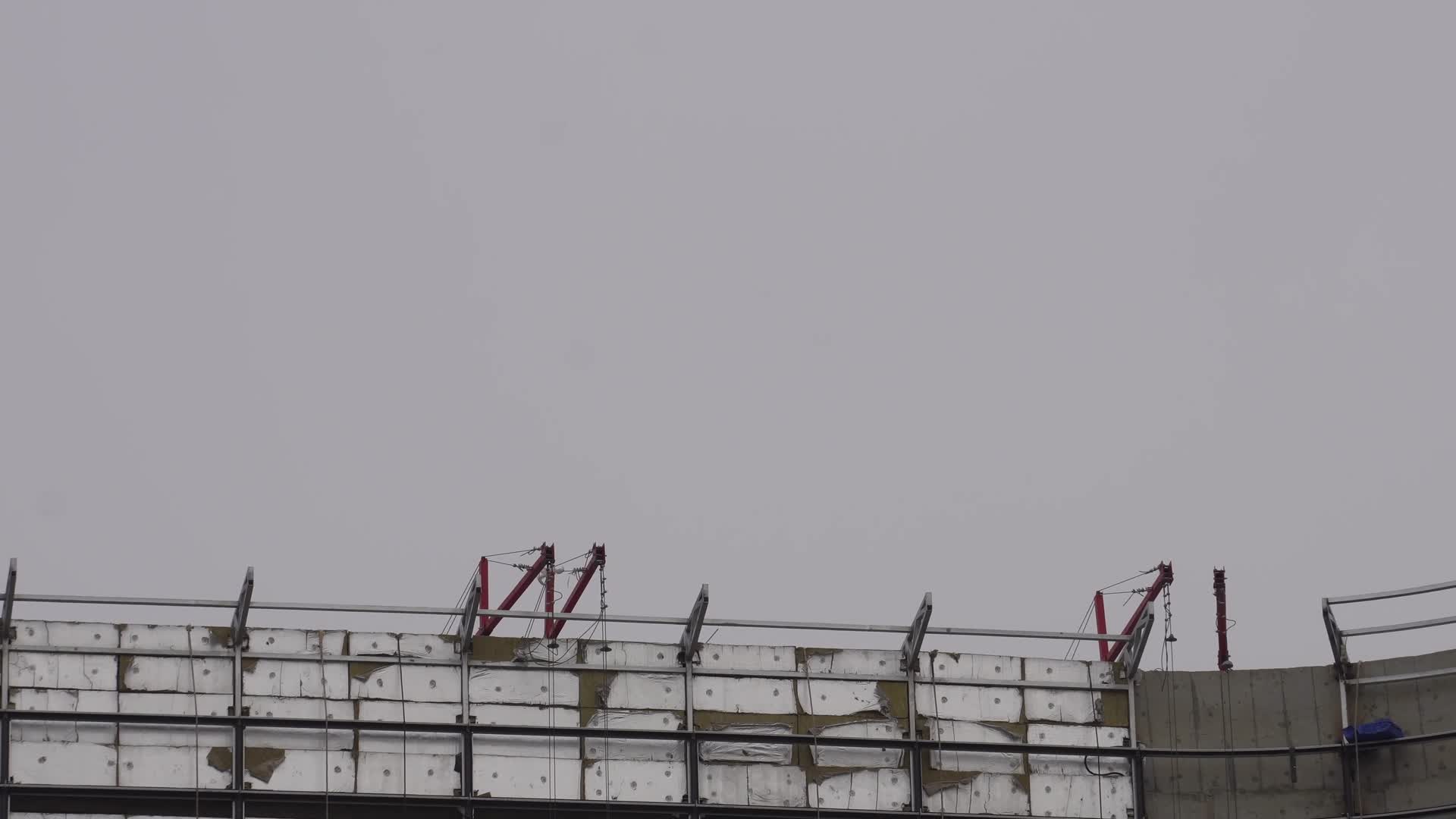 施工中的楼宇脚架建筑工人视频的预览图